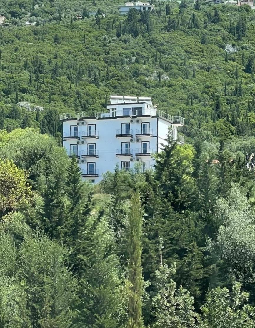 Four Seasons Hotel 3*
